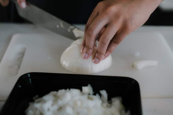 Révélez votre confiance intérieure : Les secrets pour sculpter un menton élégant et affiné